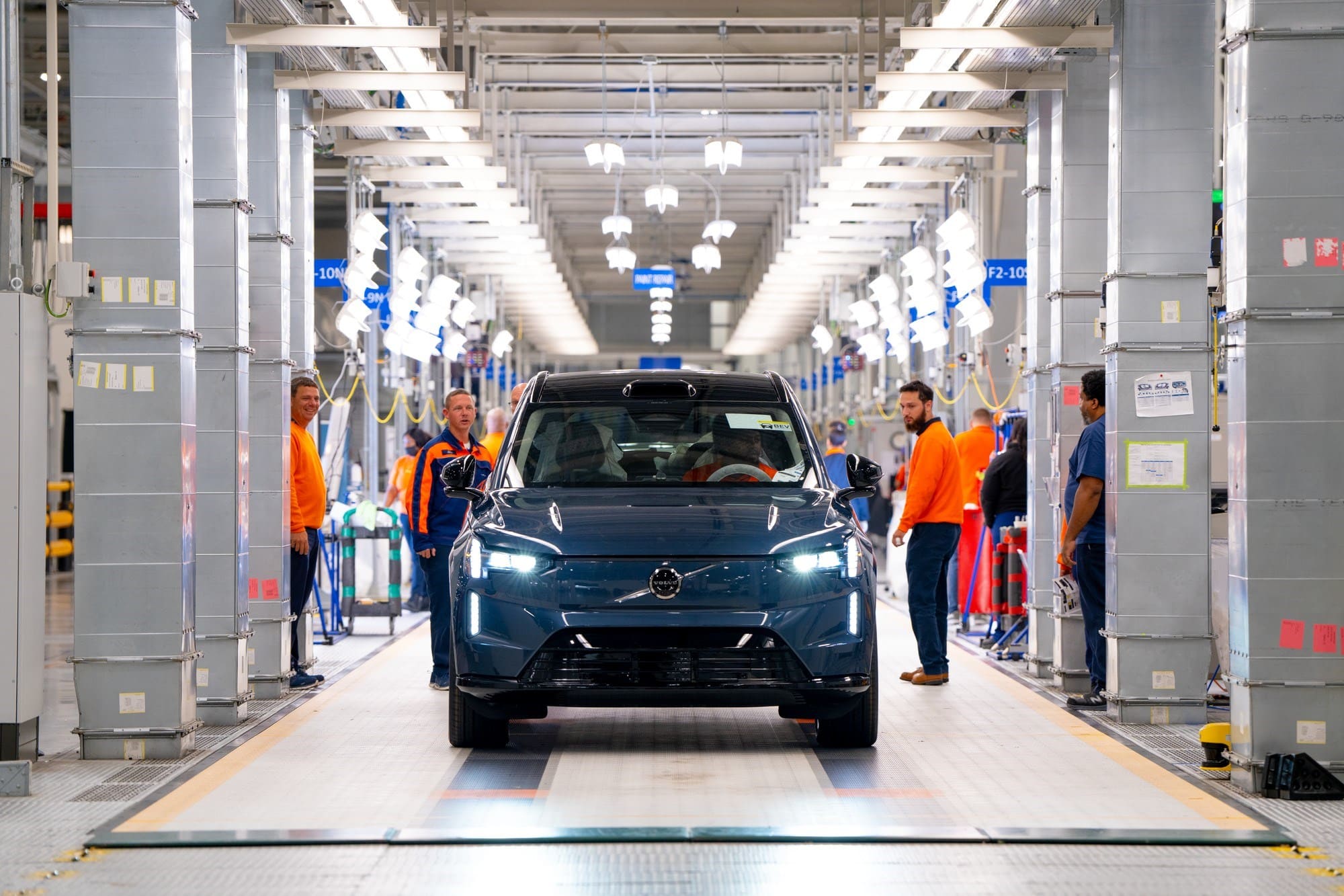 Розпочато виробництво нового електромобіля Volvo EX90